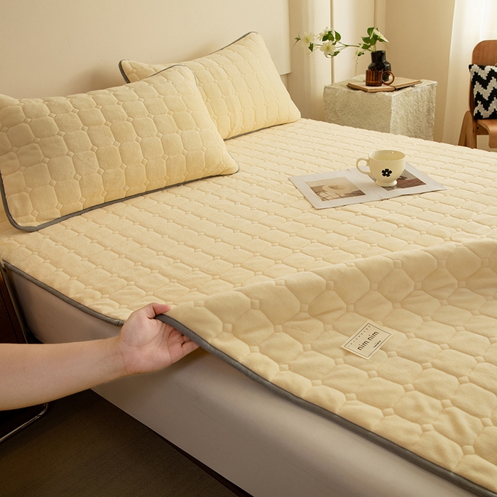 91家纺网 家纺一手货源 找家纺 眠博士 2025新款纯色简约牛奶绒夹棉床褥床笠系列-大床 牛奶绒夹棉床褥-鹅黄