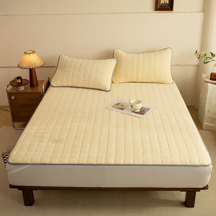 91家纺网 家纺一手货源 找家纺 眠博士 2025新款纯色简约牛奶绒夹棉床褥床笠系列-大床 牛奶绒夹棉床褥-鹅黄