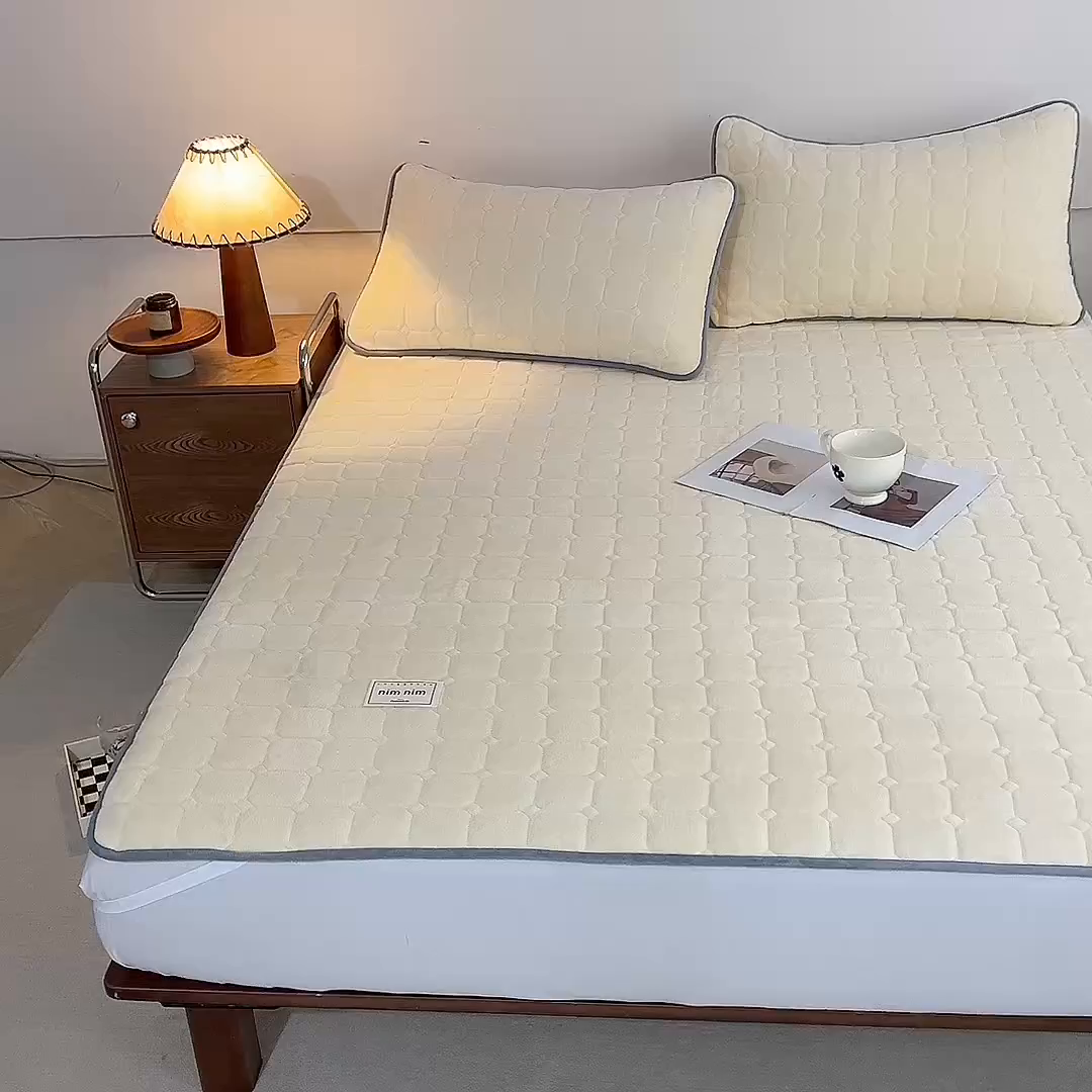 91家纺网 家纺一手货源 找家纺 眠博士 2025新款纯色简约牛奶绒夹棉床褥床笠系列-大床 牛奶绒夹棉床褥-鹅黄