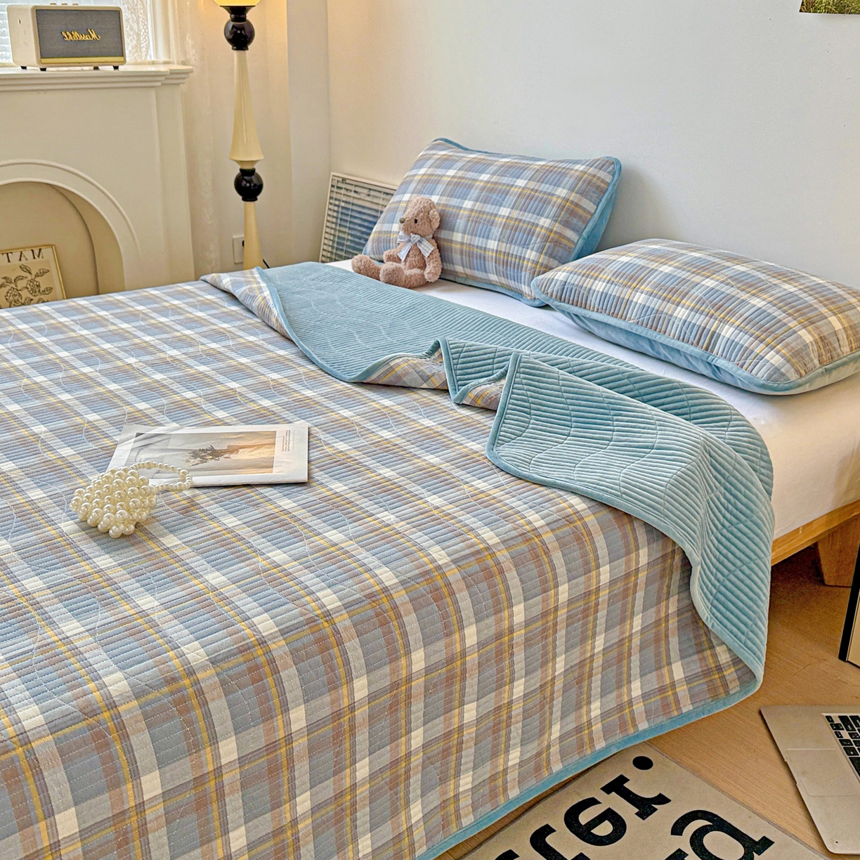 91家纺网 家纺一手货源 找家纺 宜派家纺 2025新款无印风全棉色织水洗棉加厚婴儿绒床盖单件格纹简约夹棉炕盖床盖三件套 格调兰