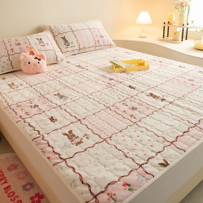 91家纺网 家纺一手货源 找家纺 眠博士 2025新款纯色简约牛奶绒夹棉床褥床笠系列-大床 牛奶绒夹棉床褥-方格兔