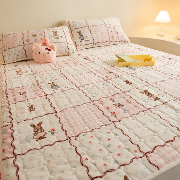 91家纺网 家纺一手货源 找家纺 眠博士 2025新款纯色简约牛奶绒夹棉床褥床笠系列-大床 牛奶绒夹棉床褥-方格兔