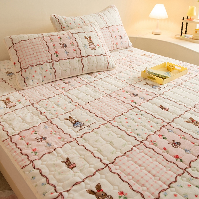 91家纺网 家纺一手货源 找家纺 眠博士 2025新款纯色简约牛奶绒夹棉床褥床笠系列-大床 牛奶绒夹棉床褥-方格兔