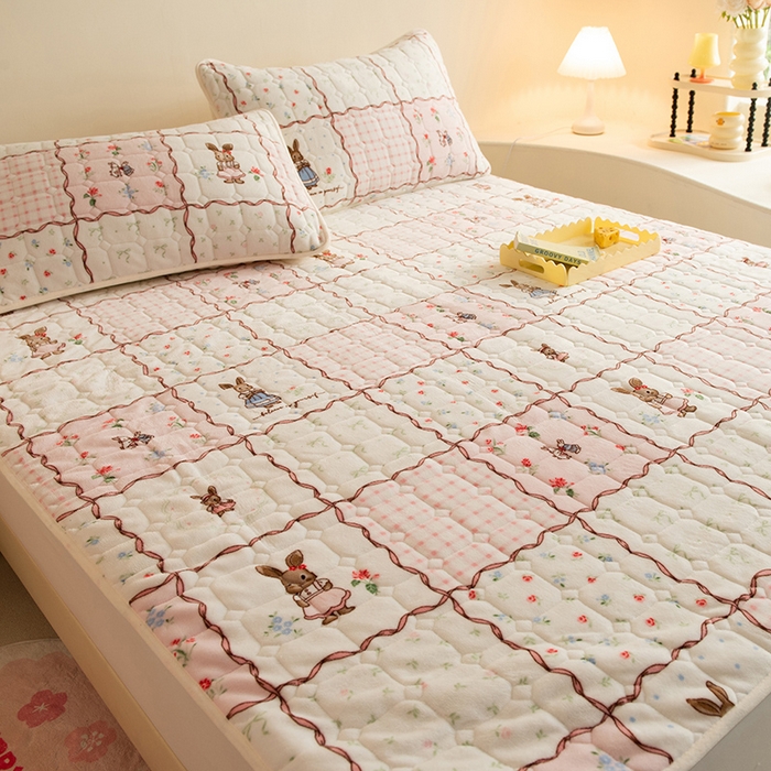 91家纺网 家纺一手货源 找家纺 眠博士 2025新款纯色简约牛奶绒夹棉床褥床笠系列-大床 牛奶绒夹棉床褥-方格兔