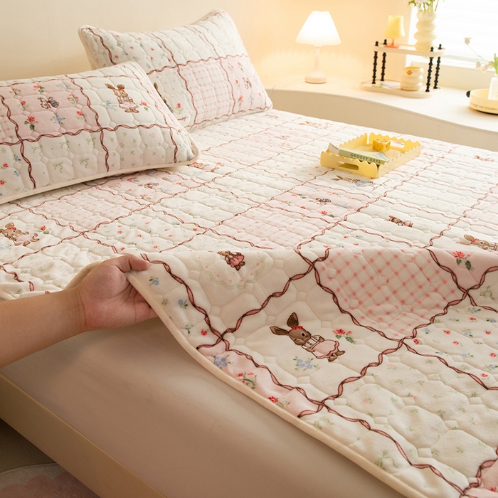 91家纺网 家纺一手货源 找家纺 眠博士 2025新款纯色简约牛奶绒夹棉床褥床笠系列-大床 牛奶绒夹棉床褥-方格兔