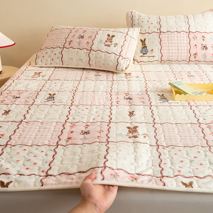 91家纺网 家纺一手货源 找家纺 眠博士 2025新款纯色简约牛奶绒夹棉床褥床笠系列-大床 牛奶绒夹棉床褥-方格兔