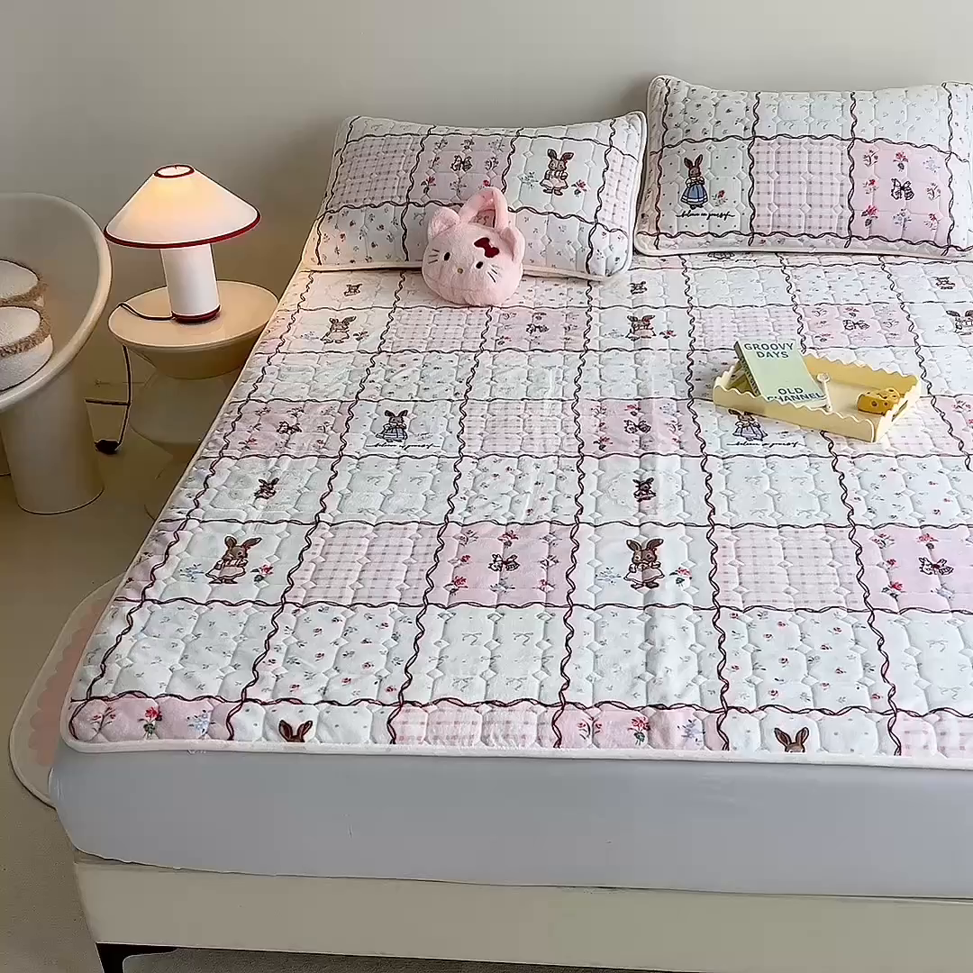 91家纺网 家纺一手货源 找家纺 眠博士 2025新款纯色简约牛奶绒夹棉床褥床笠系列-大床 牛奶绒夹棉床褥-方格兔