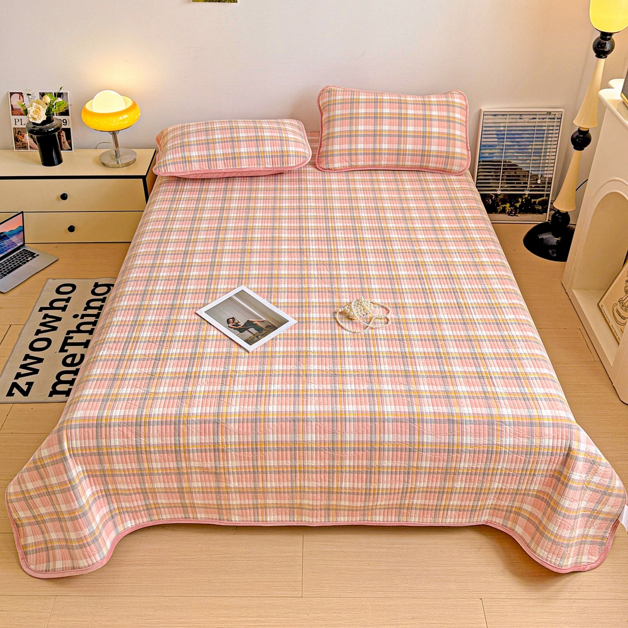 91家纺网 家纺一手货源 找家纺 宜派家纺 2025新款无印风全棉色织水洗棉加厚婴儿绒床盖单件格纹简约夹棉炕盖床盖三件套 柔漫粉