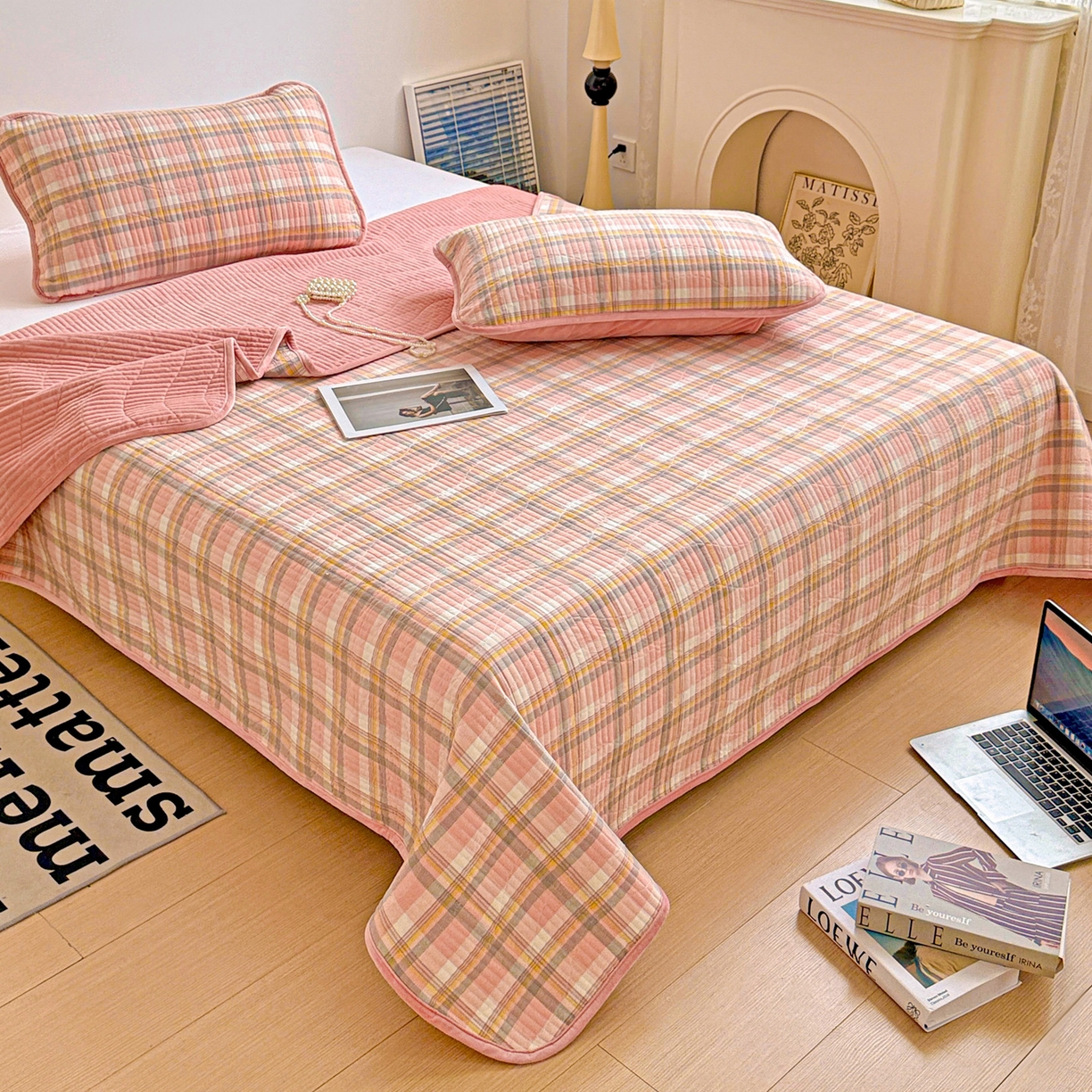 91家纺网 家纺一手货源 找家纺 宜派家纺 2025新款无印风全棉色织水洗棉加厚婴儿绒床盖单件格纹简约夹棉炕盖床盖三件套 柔漫粉