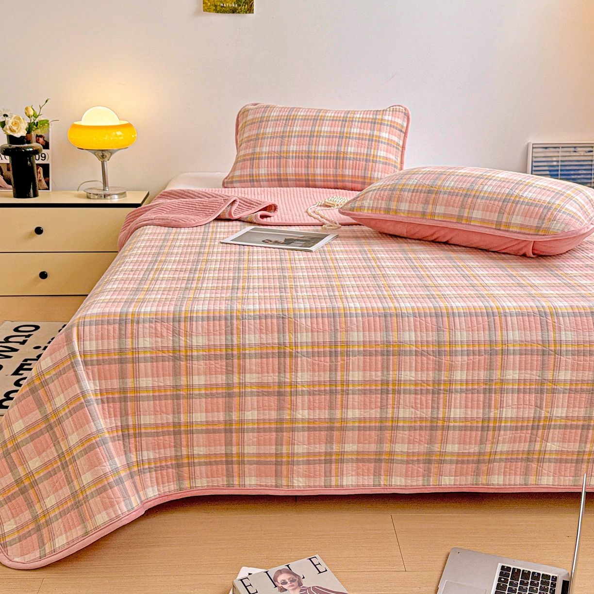 91家纺网 家纺一手货源 找家纺 宜派家纺 2025新款无印风全棉色织水洗棉加厚婴儿绒床盖单件格纹简约夹棉炕盖床盖三件套 柔漫粉