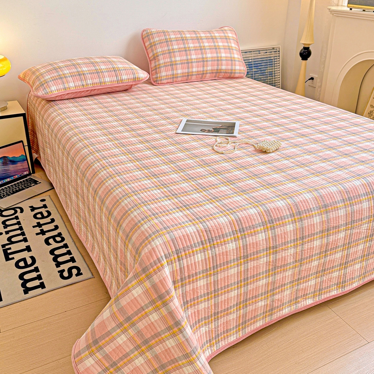 91家纺网 家纺一手货源 找家纺 宜派家纺 2025新款无印风全棉色织水洗棉加厚婴儿绒床盖单件格纹简约夹棉炕盖床盖三件套 柔漫粉