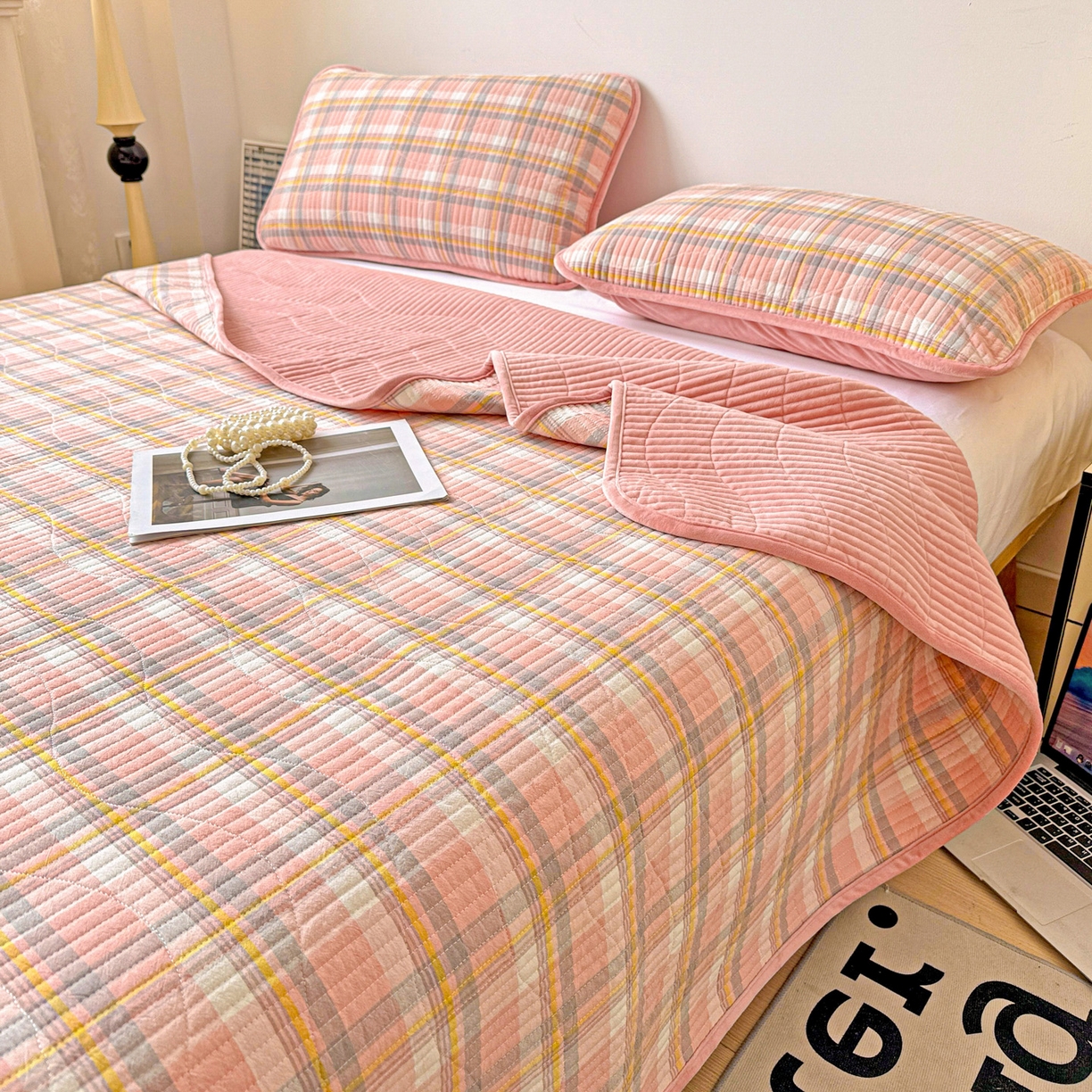 91家纺网 家纺一手货源 找家纺 宜派家纺 2025新款无印风全棉色织水洗棉加厚婴儿绒床盖单件格纹简约夹棉炕盖床盖三件套 柔漫粉