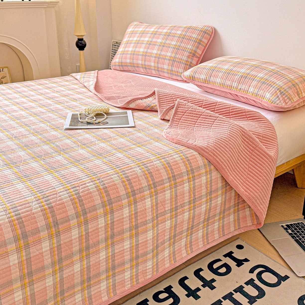 91家纺网 家纺一手货源 找家纺 宜派家纺 2025新款无印风全棉色织水洗棉加厚婴儿绒床盖单件格纹简约夹棉炕盖床盖三件套 柔漫粉