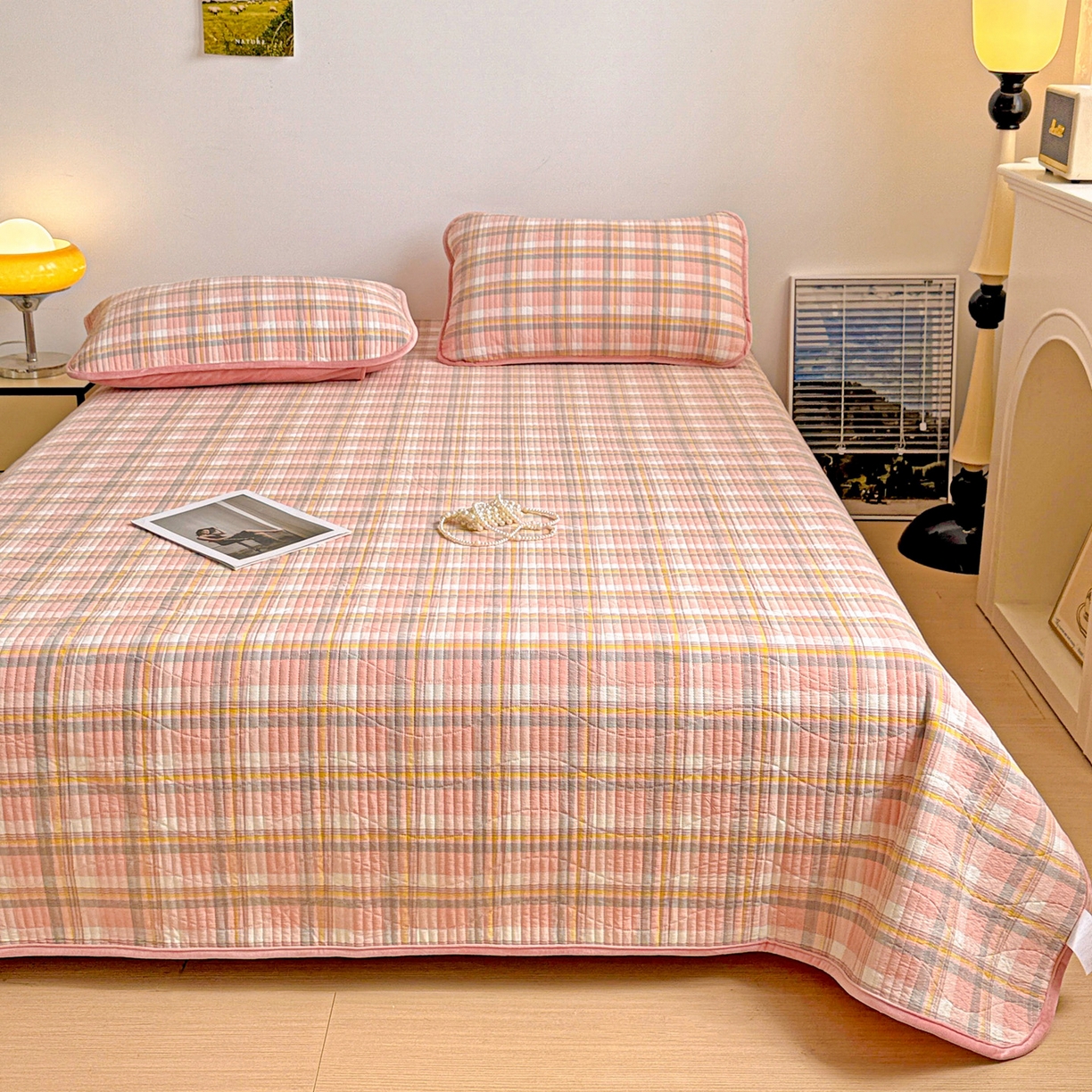 91家纺网 家纺一手货源 找家纺 宜派家纺 2025新款无印风全棉色织水洗棉加厚婴儿绒床盖单件格纹简约夹棉炕盖床盖三件套 柔漫粉