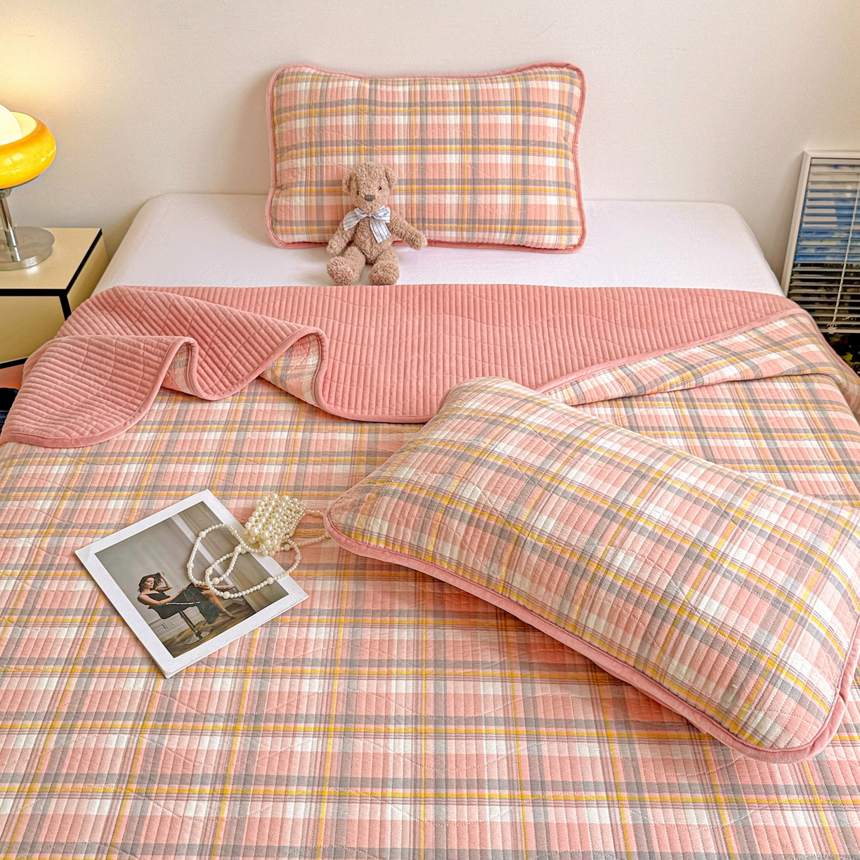 91家纺网 家纺一手货源 找家纺 宜派家纺 2025新款无印风全棉色织水洗棉加厚婴儿绒床盖单件格纹简约夹棉炕盖床盖三件套 柔漫粉