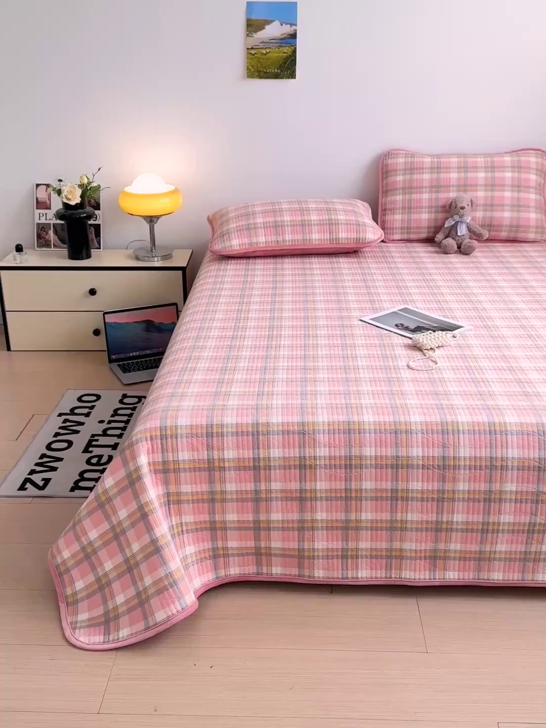 91家纺网 家纺一手货源 找家纺 宜派家纺 2025新款无印风全棉色织水洗棉加厚婴儿绒床盖单件格纹简约夹棉炕盖床盖三件套 柔漫粉