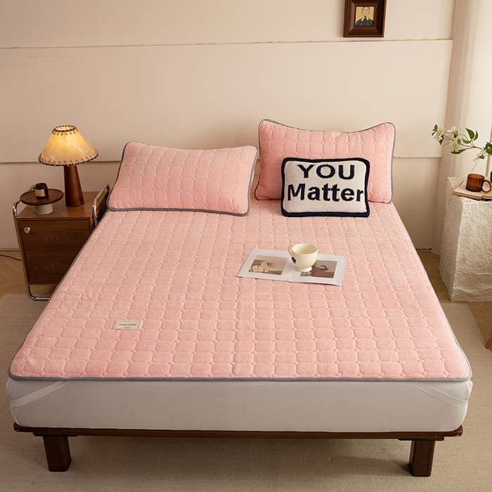 91家纺网 家纺一手货源 找家纺 眠博士 2025新款纯色简约牛奶绒夹棉床褥床笠系列-大床 牛奶绒夹棉床褥-粉色