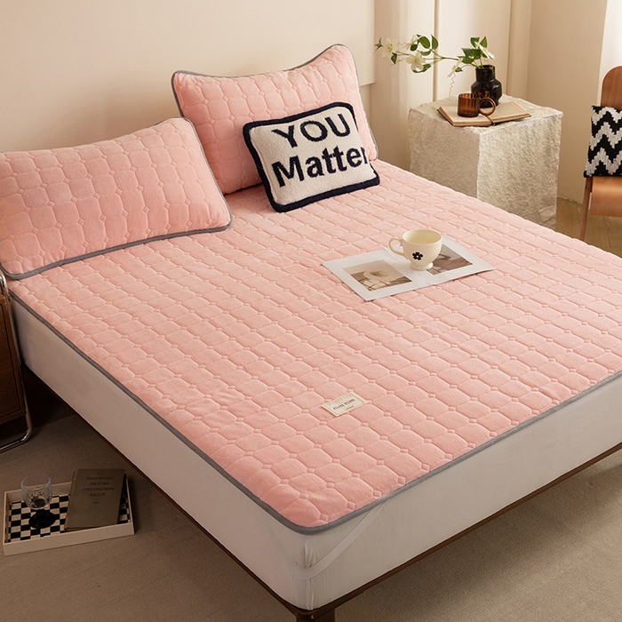 91家纺网 家纺一手货源 找家纺 眠博士 2025新款纯色简约牛奶绒夹棉床褥床笠系列-大床 牛奶绒夹棉床褥-粉色