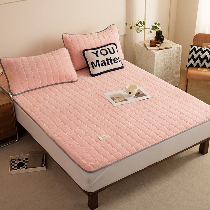 91家纺网 家纺一手货源 找家纺 眠博士 2025新款纯色简约牛奶绒夹棉床褥床笠系列-大床 牛奶绒夹棉床褥-粉色