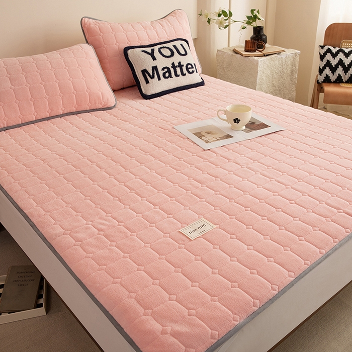 91家纺网 家纺一手货源 找家纺 眠博士 2025新款纯色简约牛奶绒夹棉床褥床笠系列-大床 牛奶绒夹棉床褥-粉色