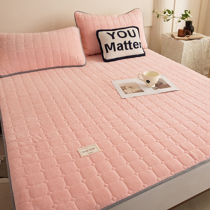 91家纺网 家纺一手货源 找家纺 眠博士 2025新款纯色简约牛奶绒夹棉床褥床笠系列-大床 牛奶绒夹棉床褥-粉色