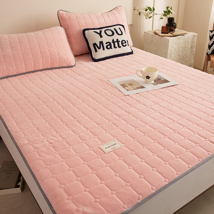 91家纺网 家纺一手货源 找家纺 眠博士 2025新款纯色简约牛奶绒夹棉床褥床笠系列-大床 牛奶绒夹棉床褥-粉色