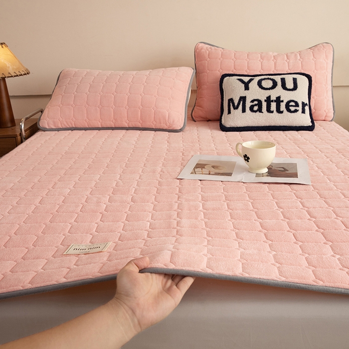 91家纺网 家纺一手货源 找家纺 眠博士 2025新款纯色简约牛奶绒夹棉床褥床笠系列-大床 牛奶绒夹棉床褥-粉色