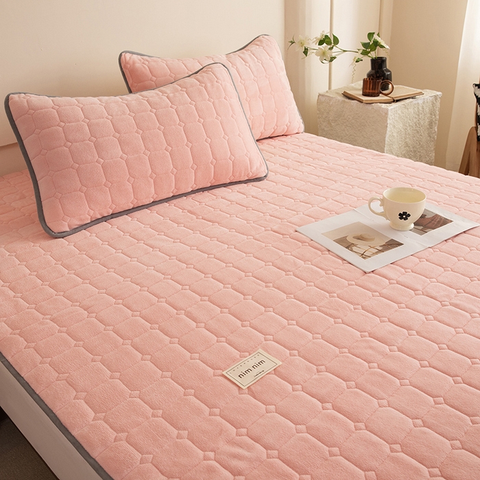 91家纺网 家纺一手货源 找家纺 眠博士 2025新款纯色简约牛奶绒夹棉床褥床笠系列-大床 牛奶绒夹棉床褥-粉色