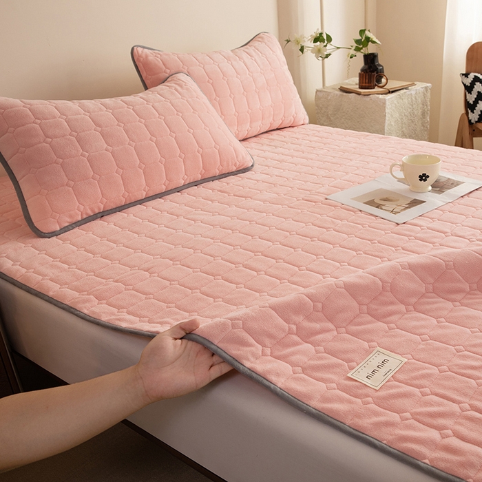 91家纺网 家纺一手货源 找家纺 眠博士 2025新款纯色简约牛奶绒夹棉床褥床笠系列-大床 牛奶绒夹棉床褥-粉色