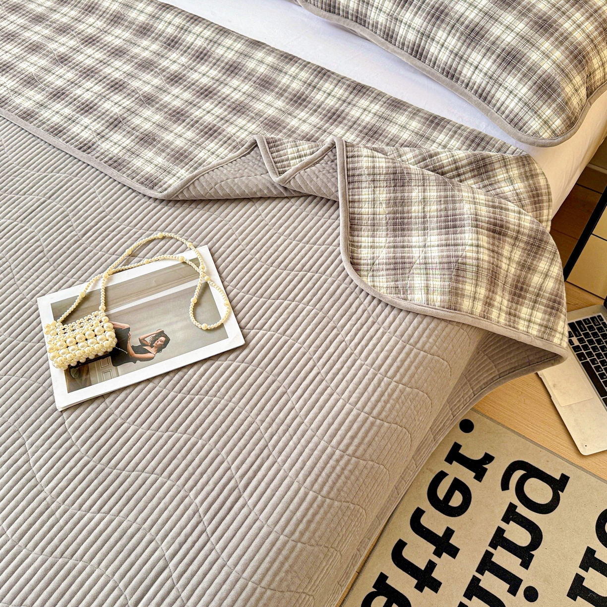 91家纺网 家纺一手货源 找家纺 宜派家纺 2025新款无印风全棉色织水洗棉加厚婴儿绒床盖单件格纹简约夹棉炕盖床盖三件套 休闲灰