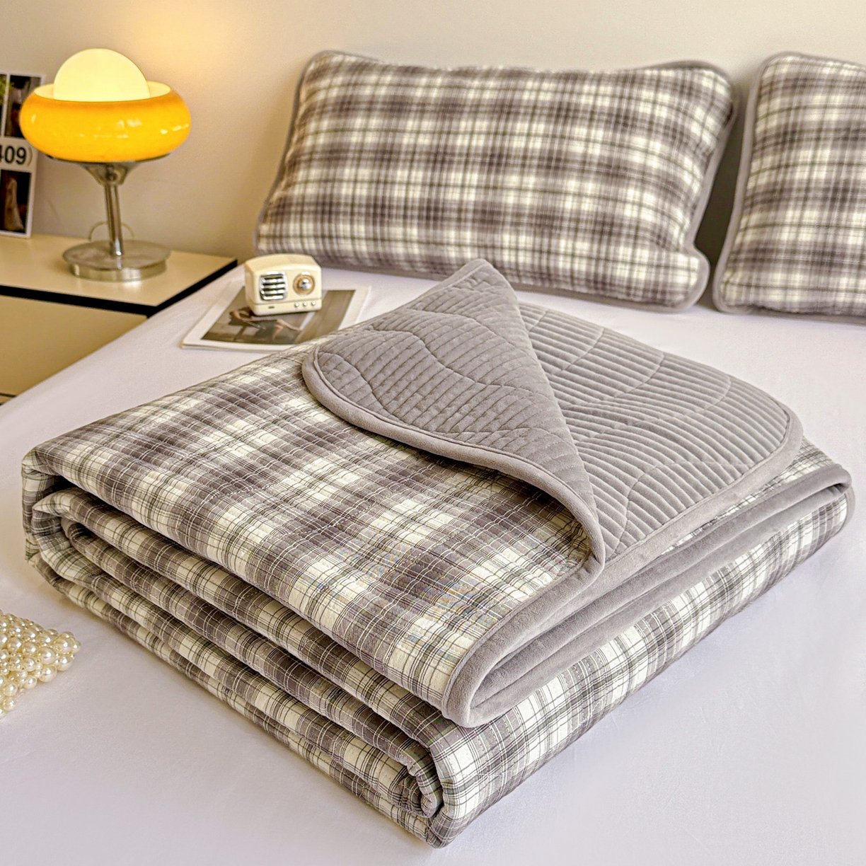 91家纺网 家纺一手货源 找家纺 宜派家纺 2025新款无印风全棉色织水洗棉加厚婴儿绒床盖单件格纹简约夹棉炕盖床盖三件套 休闲灰