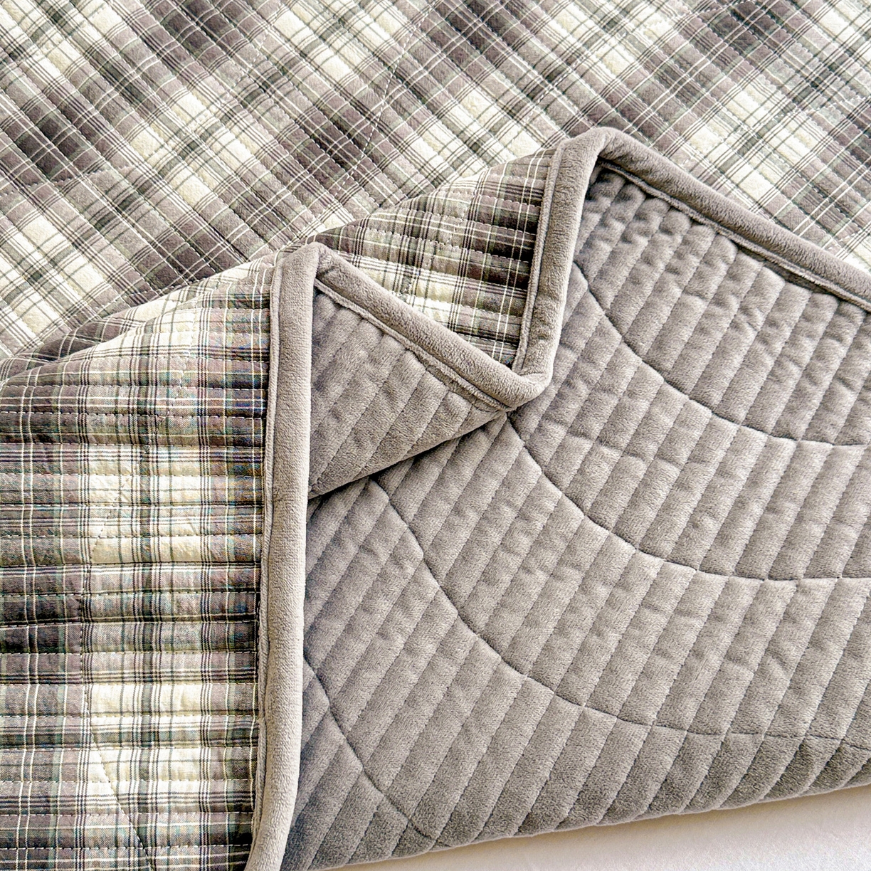 91家纺网 家纺一手货源 找家纺 宜派家纺 2025新款无印风全棉色织水洗棉加厚婴儿绒床盖单件格纹简约夹棉炕盖床盖三件套 休闲灰