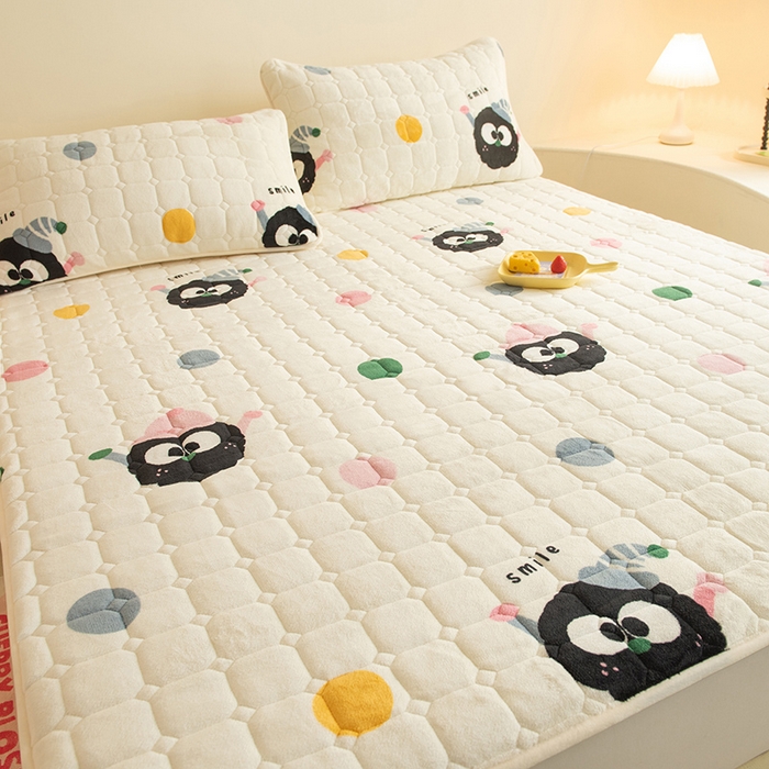 91家纺网 家纺一手货源 找家纺 眠博士 2025新款纯色简约牛奶绒夹棉床褥床笠系列-大床 牛奶绒夹棉床褥-莓烦恼