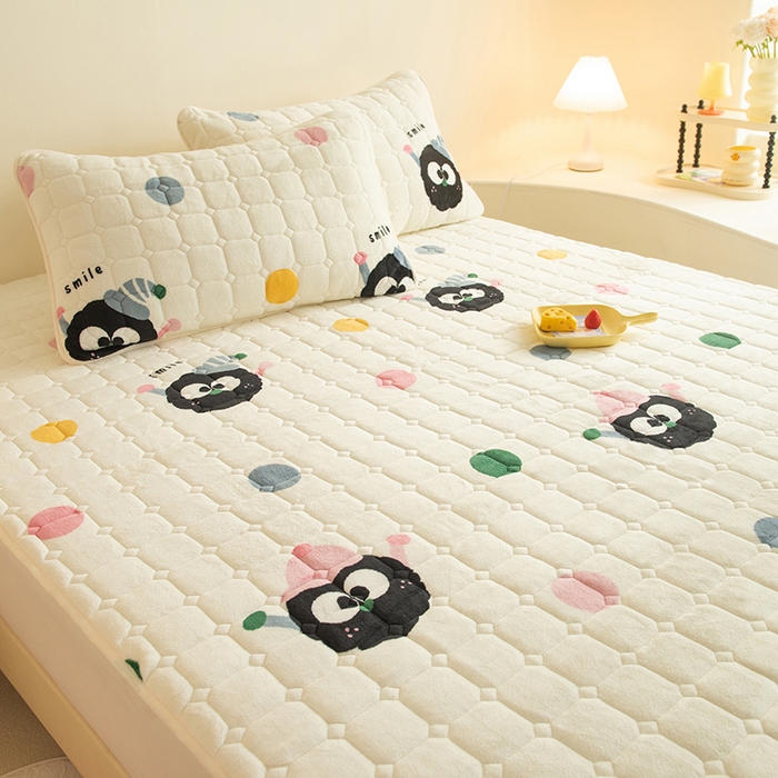 91家纺网 家纺一手货源 找家纺 眠博士 2025新款纯色简约牛奶绒夹棉床褥床笠系列-大床 牛奶绒夹棉床褥-莓烦恼