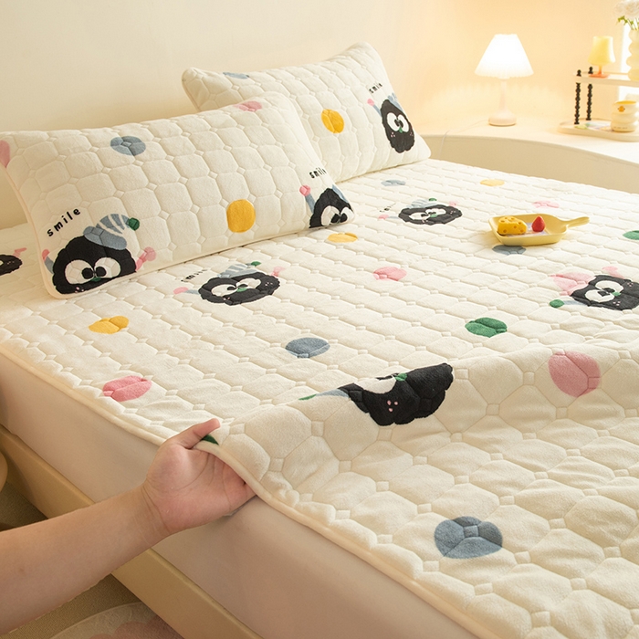 91家纺网 家纺一手货源 找家纺 眠博士 2025新款纯色简约牛奶绒夹棉床褥床笠系列-大床 牛奶绒夹棉床褥-莓烦恼