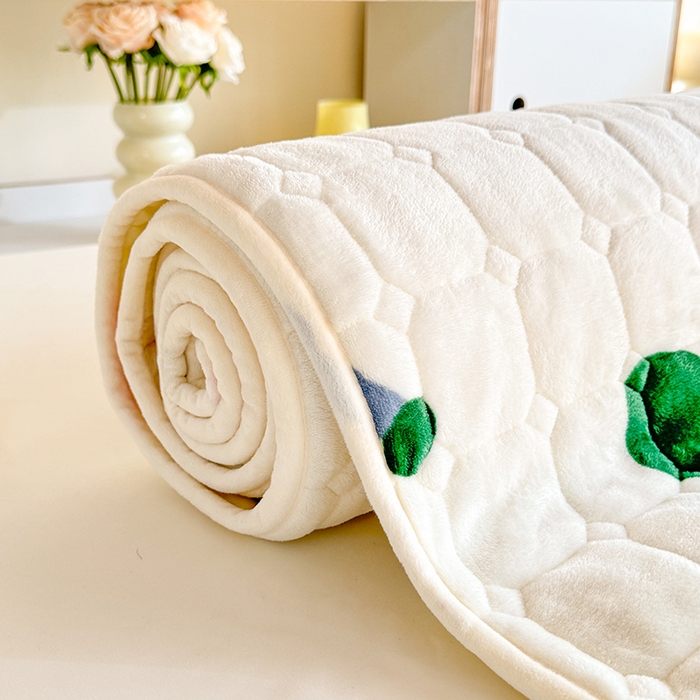 91家纺网 家纺一手货源 找家纺 眠博士 2025新款纯色简约牛奶绒夹棉床褥床笠系列-大床 牛奶绒夹棉床褥-莓烦恼