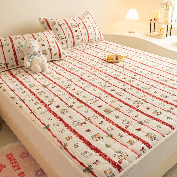 91家纺网 家纺一手货源 找家纺 眠博士 2025新款纯色简约牛奶绒夹棉床褥床笠系列-大床 牛奶绒夹棉床褥-幸福小猫