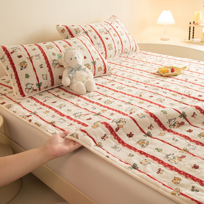 91家纺网 家纺一手货源 找家纺 眠博士 2025新款纯色简约牛奶绒夹棉床褥床笠系列-大床 牛奶绒夹棉床褥-幸福小猫