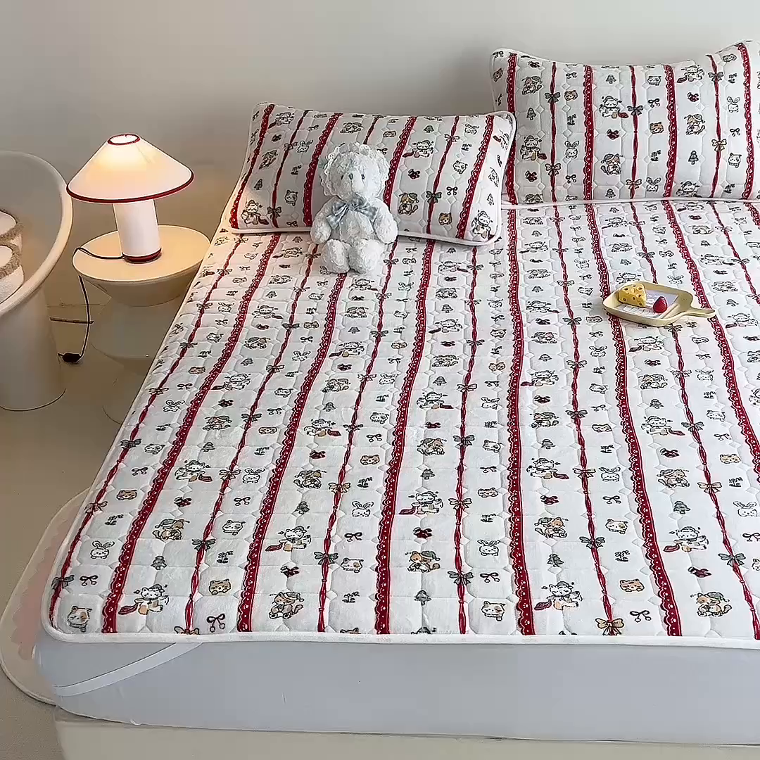 91家纺网 家纺一手货源 找家纺 眠博士 2025新款纯色简约牛奶绒夹棉床褥床笠系列-大床 牛奶绒夹棉床褥-幸福小猫