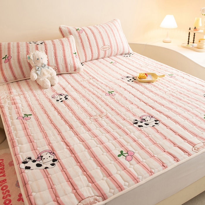 91家纺网 家纺一手货源 找家纺 眠博士 2025新款纯色简约牛奶绒夹棉床褥床笠系列-大床 牛奶绒夹棉床褥-音乐猫咪