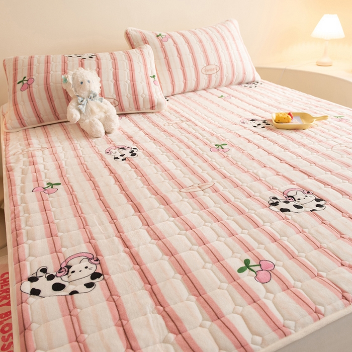 91家纺网 家纺一手货源 找家纺 眠博士 2025新款纯色简约牛奶绒夹棉床褥床笠系列-大床 牛奶绒夹棉床褥-音乐猫咪