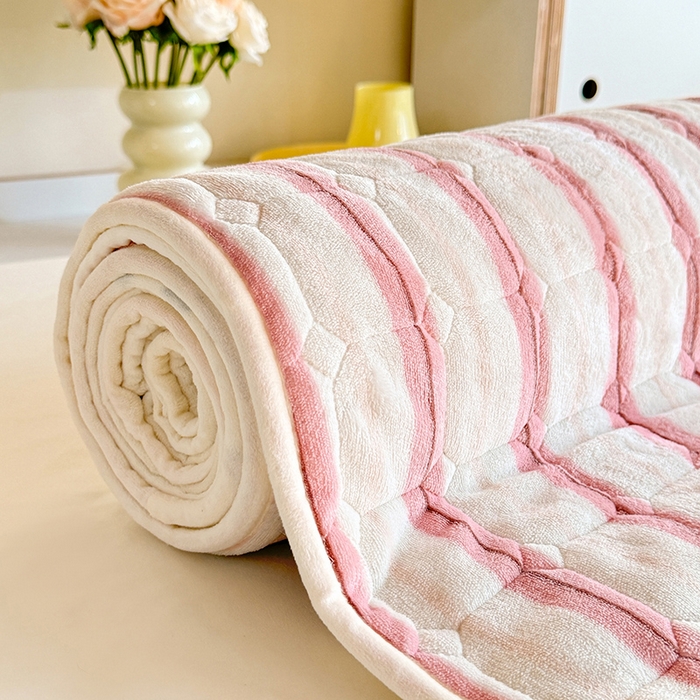 91家纺网 家纺一手货源 找家纺 眠博士 2025新款纯色简约牛奶绒夹棉床褥床笠系列-大床 牛奶绒夹棉床褥-音乐猫咪