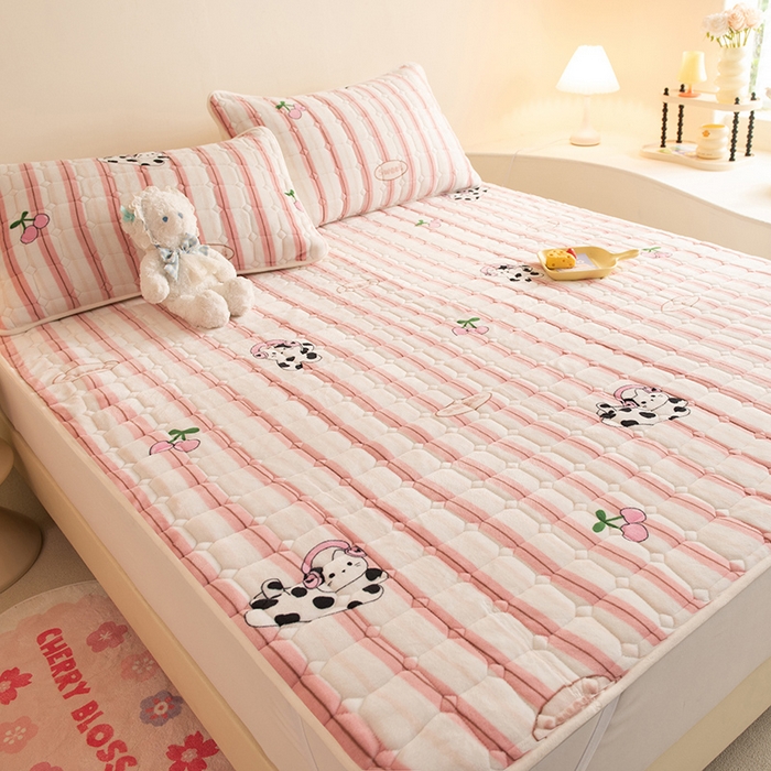 91家纺网 家纺一手货源 找家纺 眠博士 2025新款纯色简约牛奶绒夹棉床褥床笠系列-大床 牛奶绒夹棉床褥-音乐猫咪