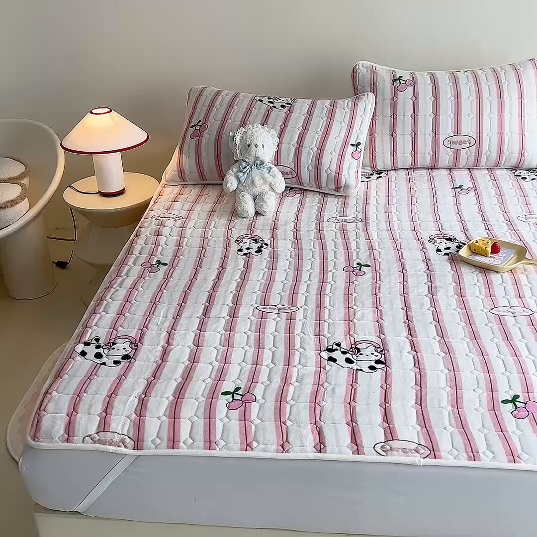 91家纺网 家纺一手货源 找家纺 眠博士 2025新款纯色简约牛奶绒夹棉床褥床笠系列-大床 牛奶绒夹棉床褥-音乐猫咪