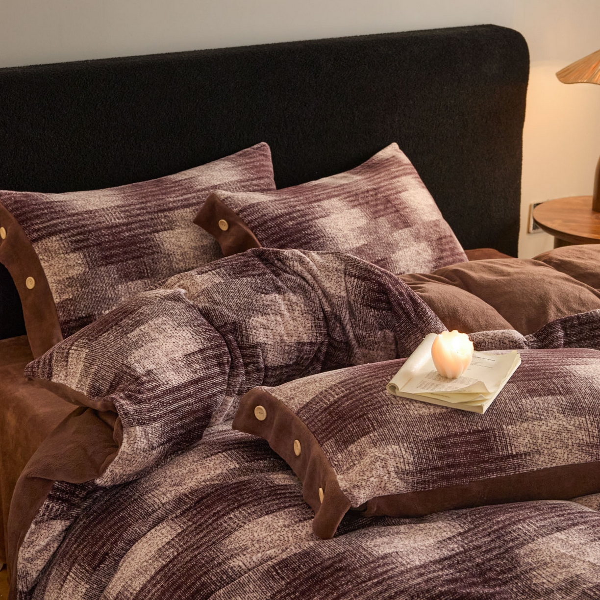 91家纺网 家纺一手货源 找家纺 吾诺家居 吾诺 2025新款纽扣款牛奶绒四件套美丽绒四件套数码四件套 格调可可