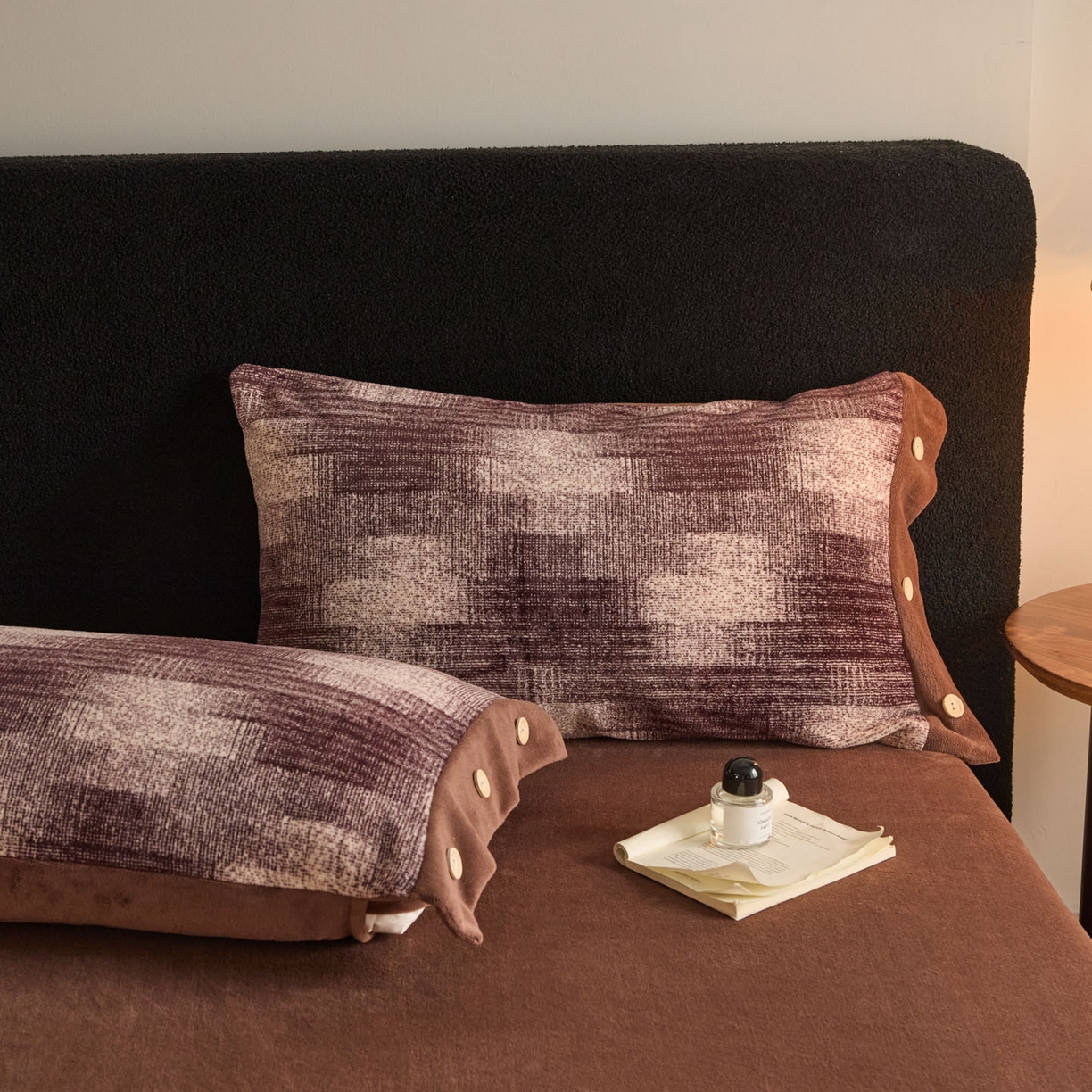 91家纺网 家纺一手货源 找家纺 吾诺家居 吾诺 2025新款纽扣款牛奶绒四件套美丽绒四件套数码四件套 格调可可