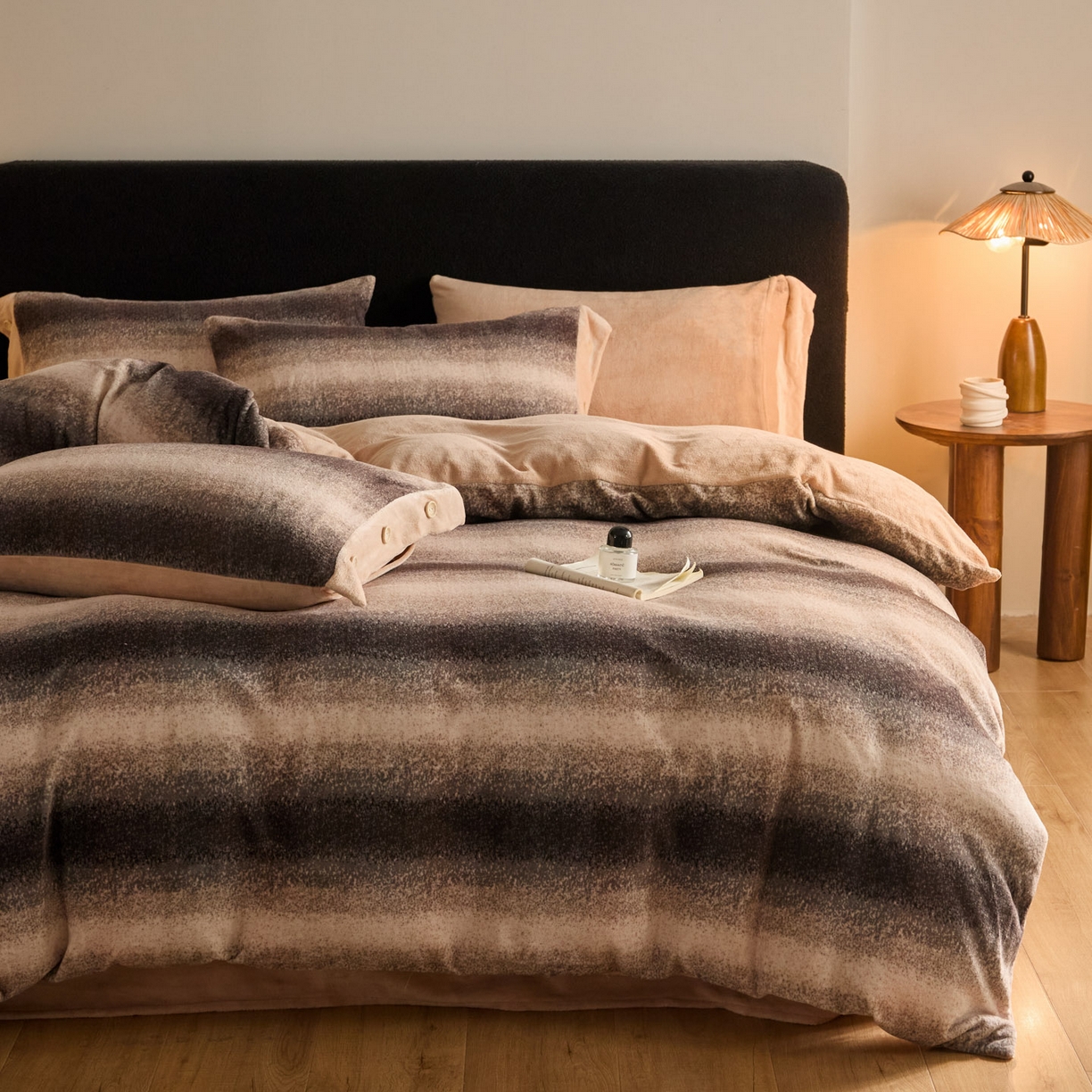 91家纺网 家纺一手货源 找家纺 吾诺家居 吾诺 2025新款纽扣款牛奶绒四件套美丽绒四件套数码四件套 宽条咖