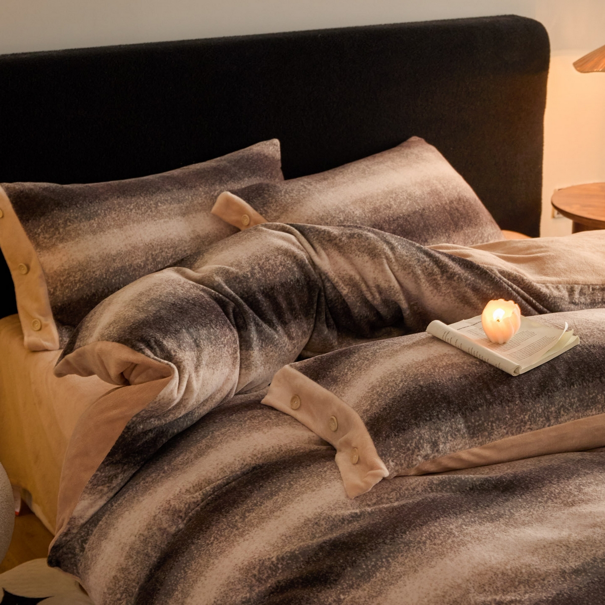 91家纺网 家纺一手货源 找家纺 吾诺家居 吾诺 2025新款纽扣款牛奶绒四件套美丽绒四件套数码四件套 宽条咖