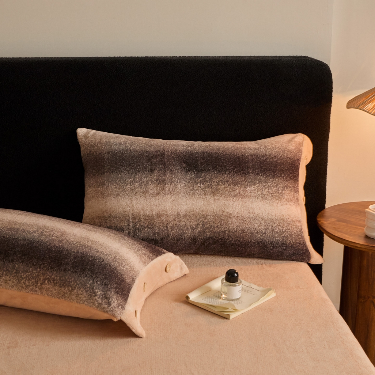 91家纺网 家纺一手货源 找家纺 吾诺家居 吾诺 2025新款纽扣款牛奶绒四件套美丽绒四件套数码四件套 宽条咖