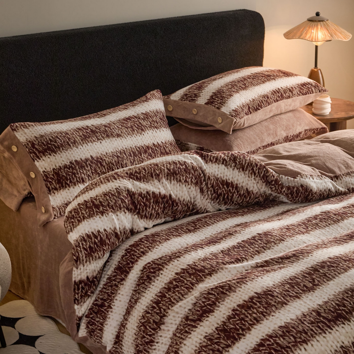 91家纺网 家纺一手货源 找家纺 吾诺家居 吾诺 2025新款纽扣款牛奶绒四件套美丽绒四件套数码四件套 毛衣棕